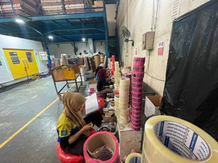Quality control & packing lakban di pabrik